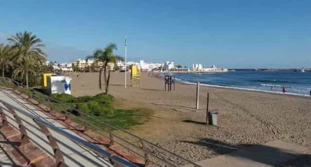 Jornada de limpieza de playas en Benalmádena
