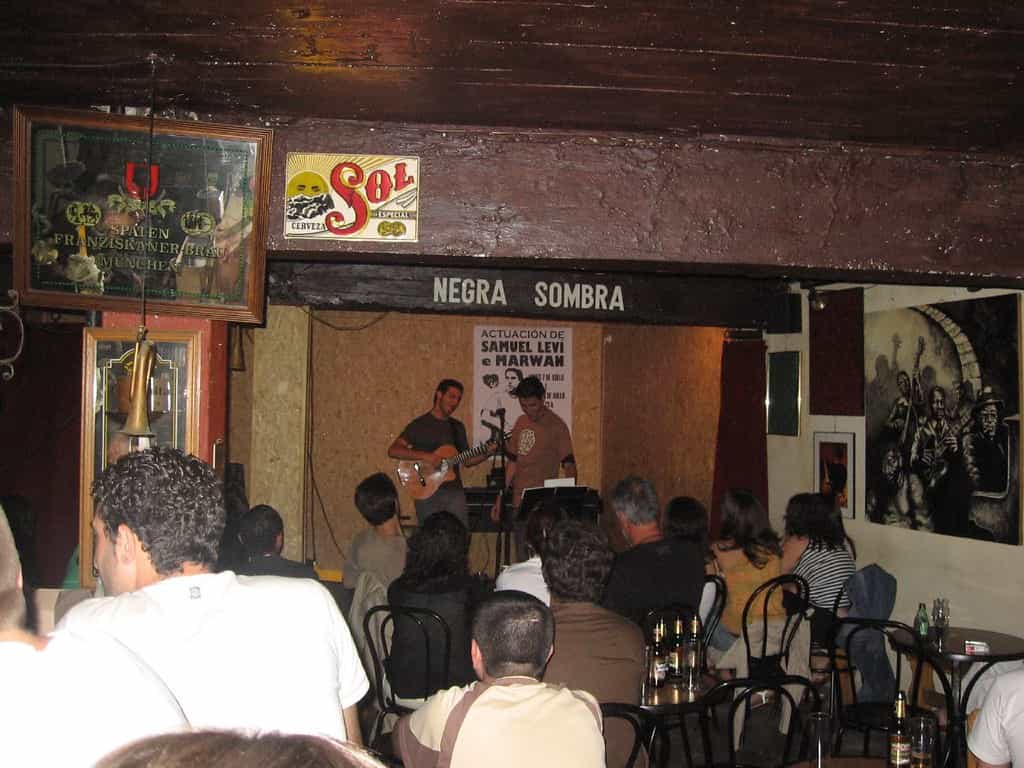 Mono Banegas actúa en el Café Uf Negra Sombra