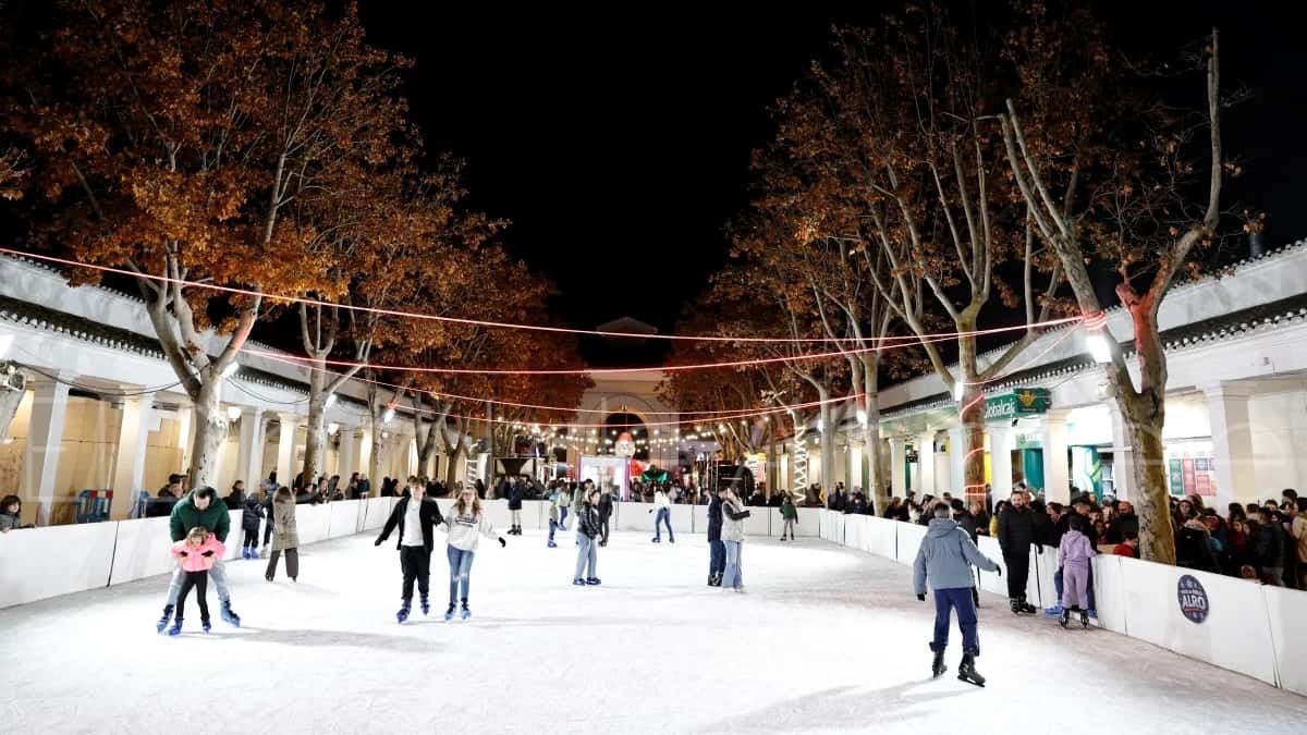 Mercado Navideño con pista de hielo, tren, Scalextric y casetas