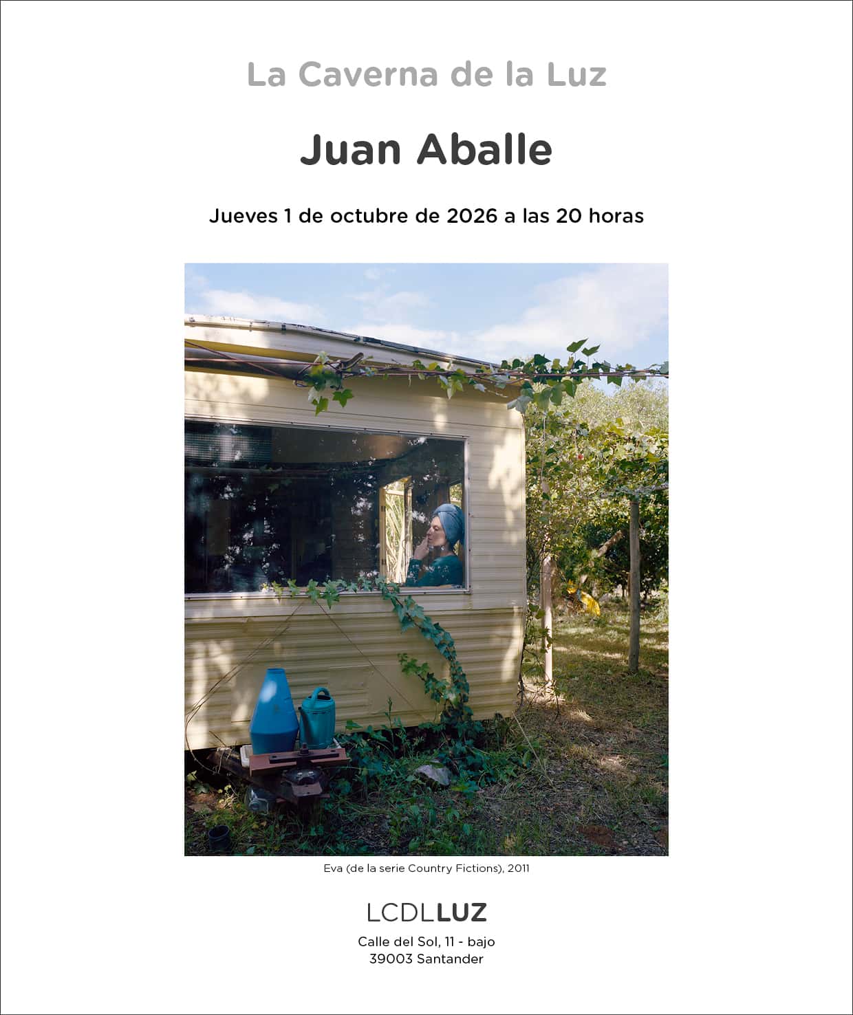 Juan Aballe enciende el escaparate de La Caverna de la Luz de octubre. Inauguración