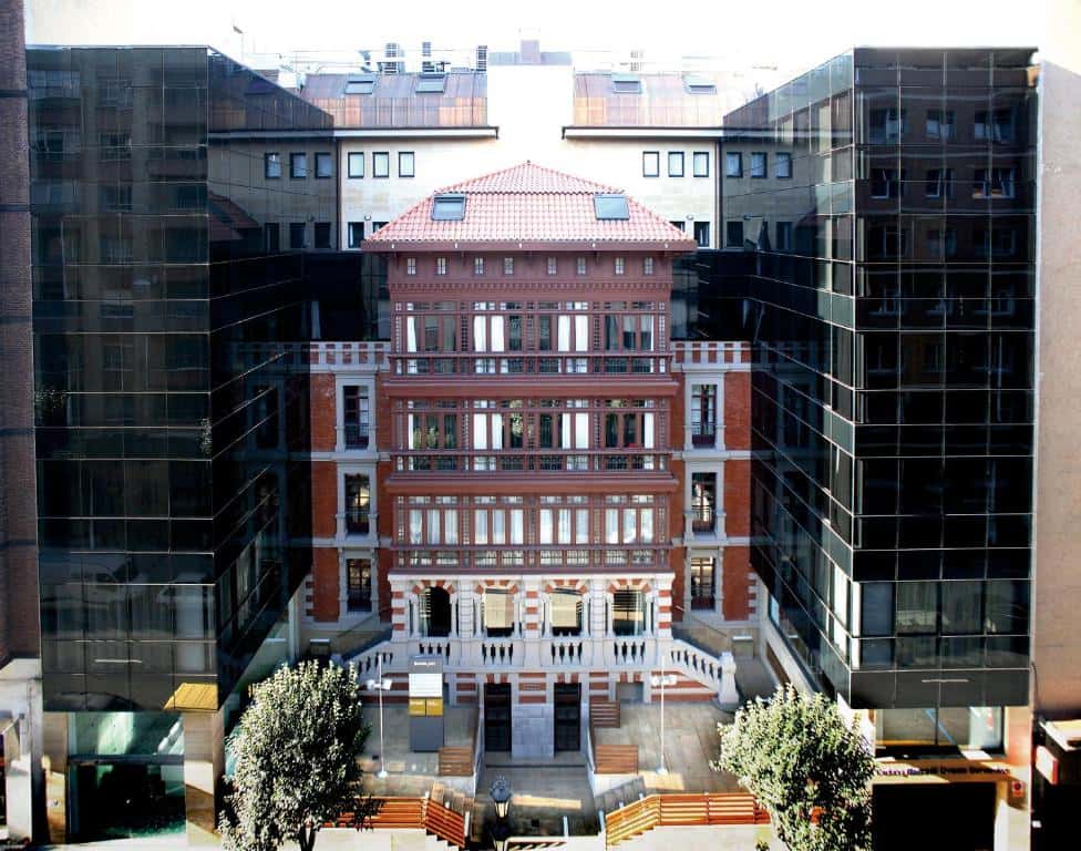 La Palmera del Indiano: Fusión Asturiana y el Jardín Secreto de Oviedo