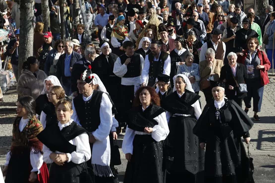 El Domingo das Mozas llenó Lugo de trajes y gaita