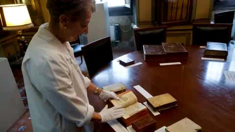 Muestra de las joyas del siglo XVI de la Biblioteca de la Casa del Consulado