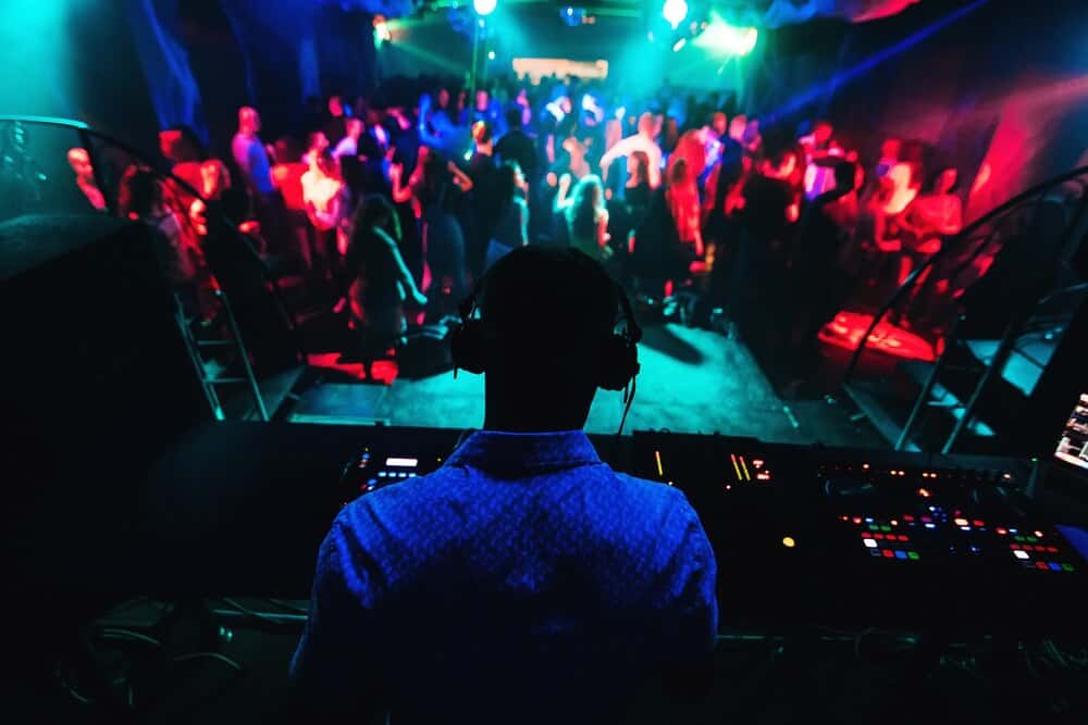 Actuación de DJ Richi Risco, Fer Mesa y Payball