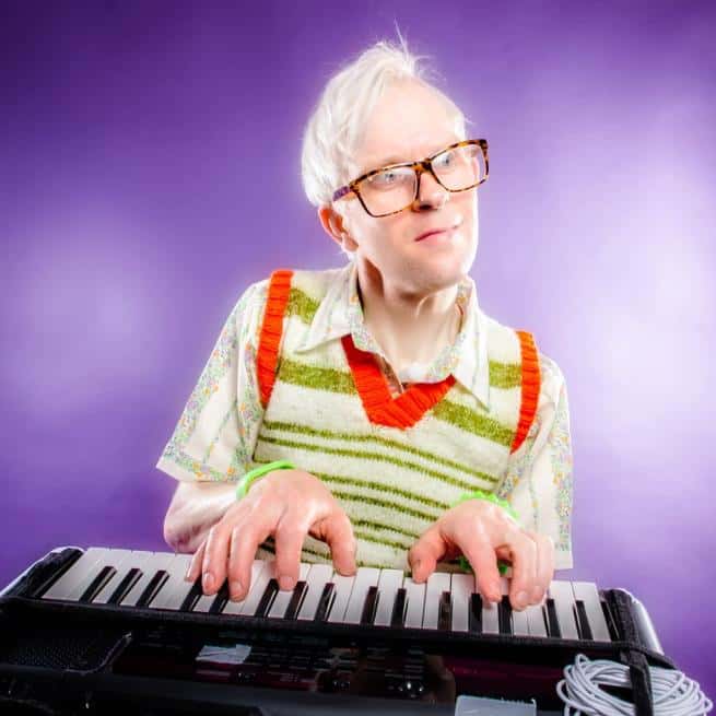 Robert White: 'THAT' Gay Autistic Keyboard Tanktop Comedy Guy!