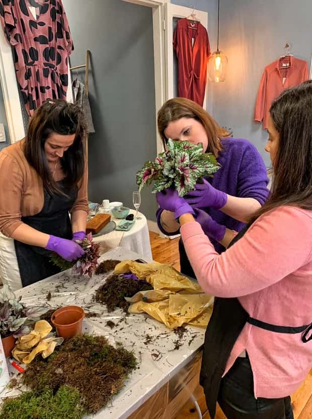 Taller de joya floral en Brasaanï
