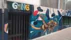Fachada y entrada del Gong Galaxy Club con mural artístico