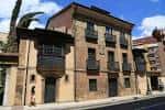 Vista exterior angular de la Casa de los Díaz Campomanes en Oviedo, mostrando la fachada completa bajo luz solar