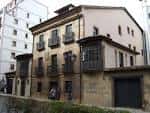 Perspectiva de la Casa de los Campomanes, mostrando la estructura de tres pisos y los cuerpos laterales con galerías