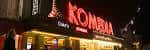 Primer plano nocturno del cartel luminoso de Komedia Brighton