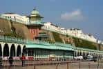 Estructuras históricas del paseo marítimo y arcos bajo el acantilado de Brighton