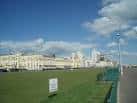 Amplia vista de los céspedes de Hove Lawns y los edificios de la costa bajo cielo azul