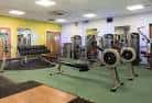 Interior de la sala de pesas y fitness del Moulsecoomb Community Leisure Centre