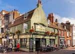 Vista exterior de The Victory Inn en Brighton bajo la luz del sol