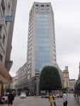 Vista frontal del Edificio La Jirafa en el entorno urbano de Oviedo