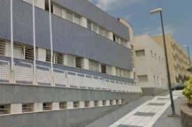 Vista exterior de la Biblioteca Pública Municipal La Isleta con fachada moderna y rampa de acceso