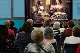 Evento cultural en la biblioteca con público asistente