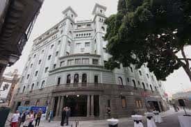 Vista exterior del Teatro Guiniguada con su fachada neoclásica y entrada principal