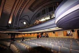 Vista del interior del teatro desde la platea, mostrando el techo curvo y las galerías