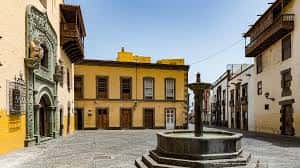 Vista panorámica de la Plaza del Pilar Nuevo con su fuente central y edificios históricos de fachada amarilla