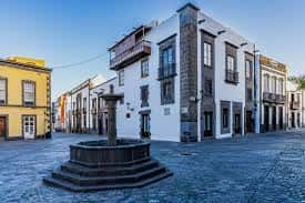 Plaza del Pilar Nuevo desde otro ángulo, mostrando la fuente y la arquitectura colonial canaria