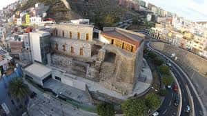 Vista aérea panorámica del Castillo de Mata integrado en la ciudad de Las Palmas