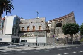 Fachada principal del castillo desde la calle, mostrando su arquitectura histórica y entorno urbano