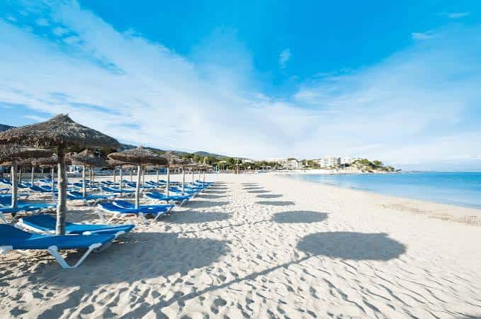 Playa de Calvià con hamacas y sombrillas listas para un evento