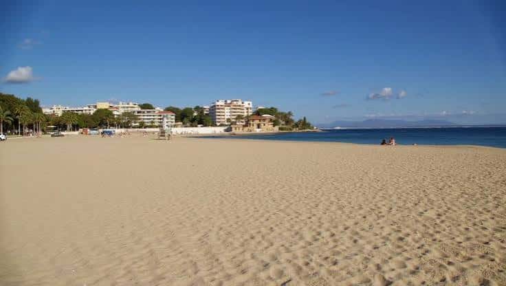 Vista panorámica de la playa de Calvià con arena y mar en calma