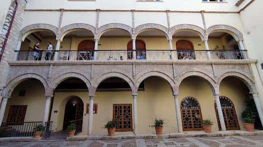 Vista del patio principal del Palacio Municipal de Cultura con balcones y decoración clásica