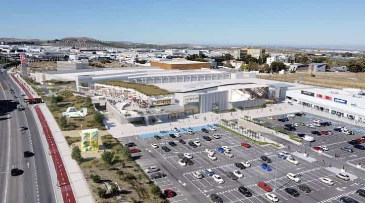 Vista aérea del complejo comercial Jaén Plaza y su aparcamiento