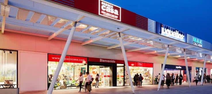 Fachada exterior de la zona comercial con tiendas como Espacio Casa y Juguettos