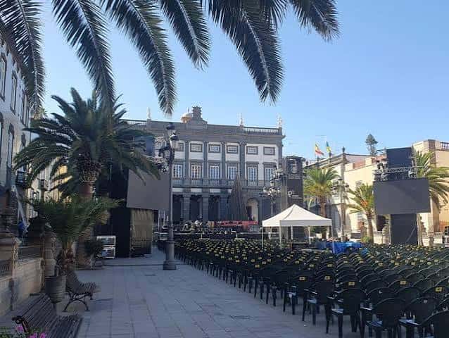 Plaza de Tafira Baja preparada para evento con sillas y escenario al aire libre