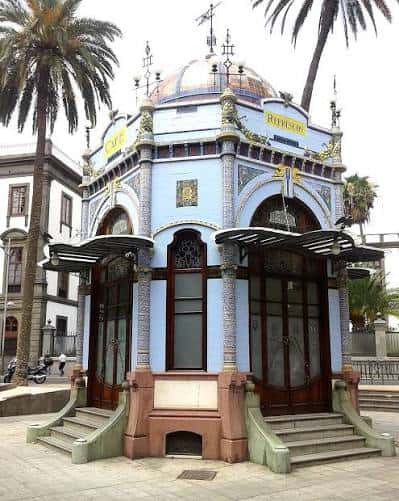 Café Quiosco histórico de 1923 con arquitectura ornamental y cúpula decorada