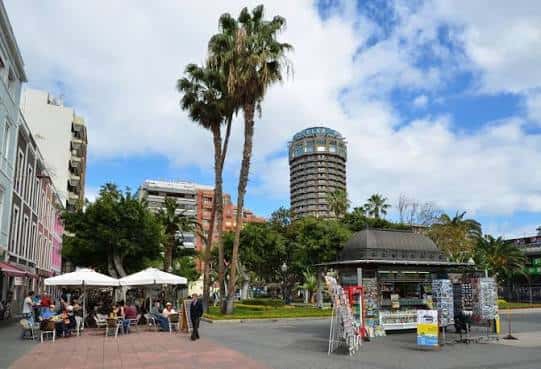 Plaza de Los Giles con palmeras, kiosco y ambiente urbano en Las Palmas