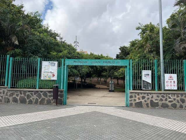 Entrada principal del Parque Juan Pablo II con portón verde y señalización