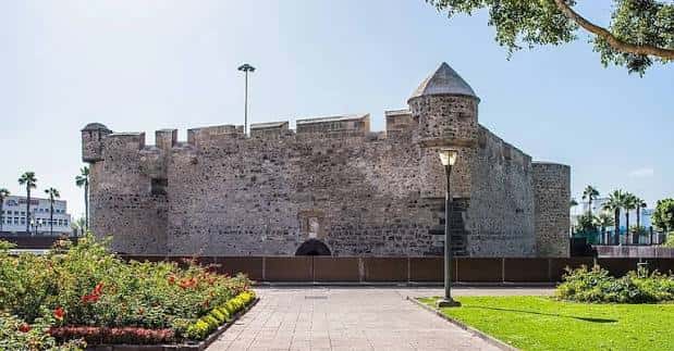 Vista exterior del Castillo de las Coloradas, un edificio histórico en Las Palmas