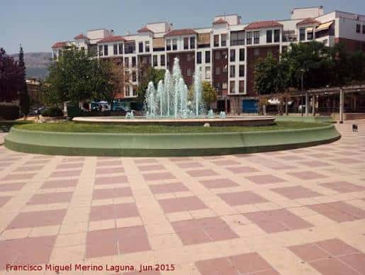 Plaza Rafael Ortega Sagrista con fuente central y edificios residenciales al fondo