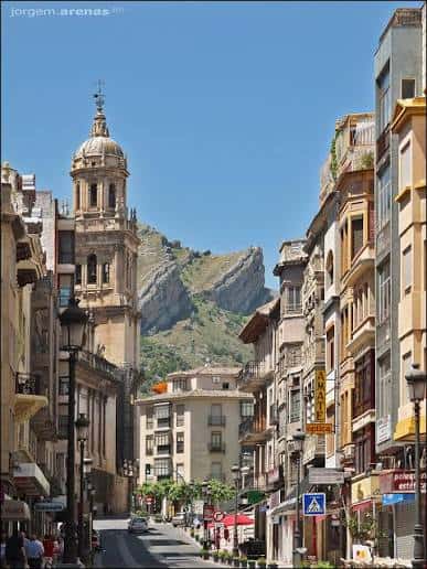 Calle Bernabé Soriano con la torre de la Catedral y la montaña de San Blas al fondo
