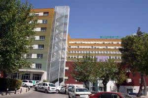 Fachada moderna del complejo hospitalario con torre de cristal
