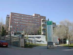 Entrada principal del hospital con señalización y entorno ajardinado