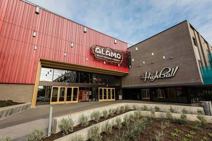 Fachada exterior del Alamo Drafthouse South Lamar con su distintivo letrero y diseño arquitectónico moderno