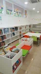 Zona infantil de la biblioteca con mobiliario colorido