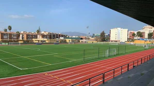 Vista panorámica del campo de fútbol y pista de atletismo del Complejo Elola