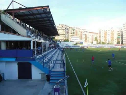 Detalle de las gradas laterales y zona de espectadores en el estadio