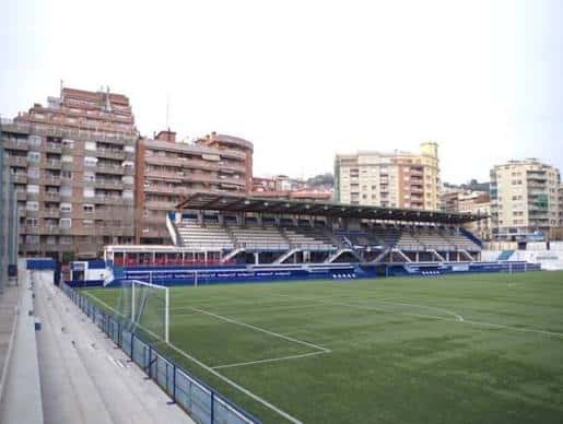 Vista general del Camp Municipal de Futbol Nou Sardenya con gradas y campo de juego