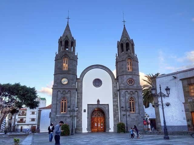 Fachada principal de la Iglesia de San Bartolomé frente a la plaza, con torres gemelas y detalles arquitectónicos