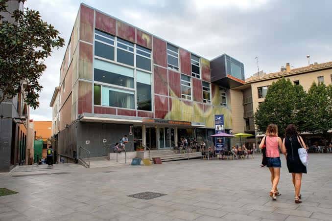 Vista exterior del Equipament Juvenil El Gra en Granollers con su fachada colorida y moderna