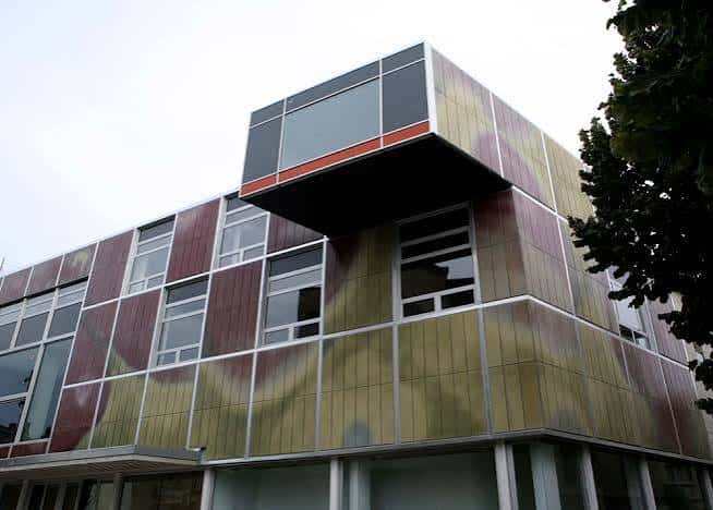 Detalle arquitectónico de la estructura superior del edificio El Gra