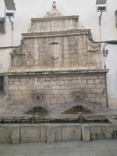 Vista frontal de la fuente histórica del Pilar del Arrabalejo